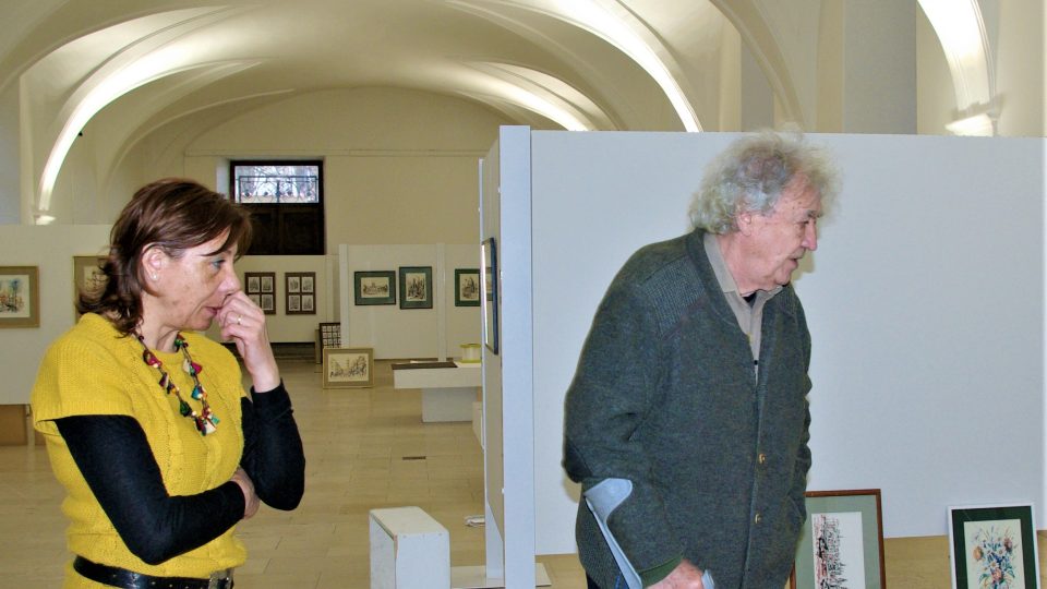 Zdeněk Šindlar s galeristkou Regionálního muzea v Jičíně Jarmilou Hakenovou při přípravě výstavy