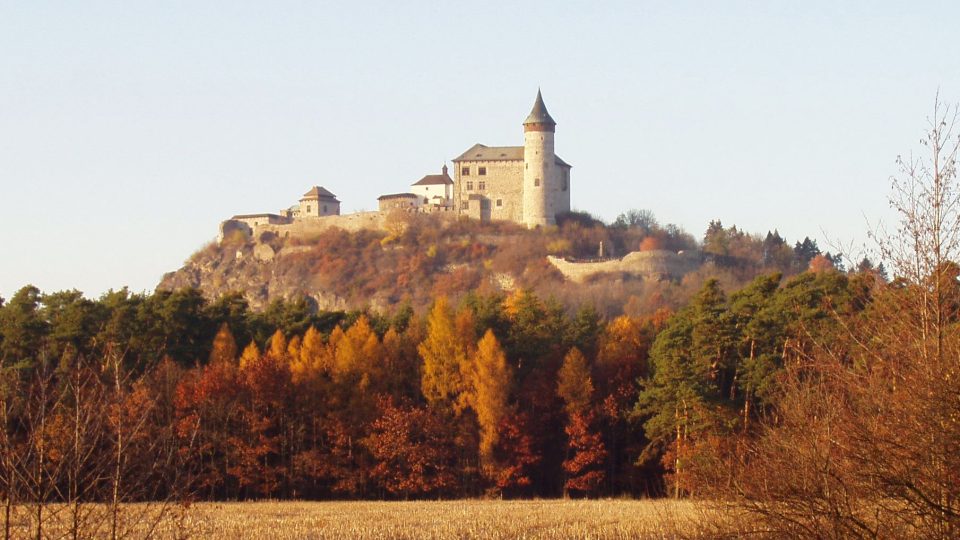 Pohled na hrad Kunětická hora z dálky