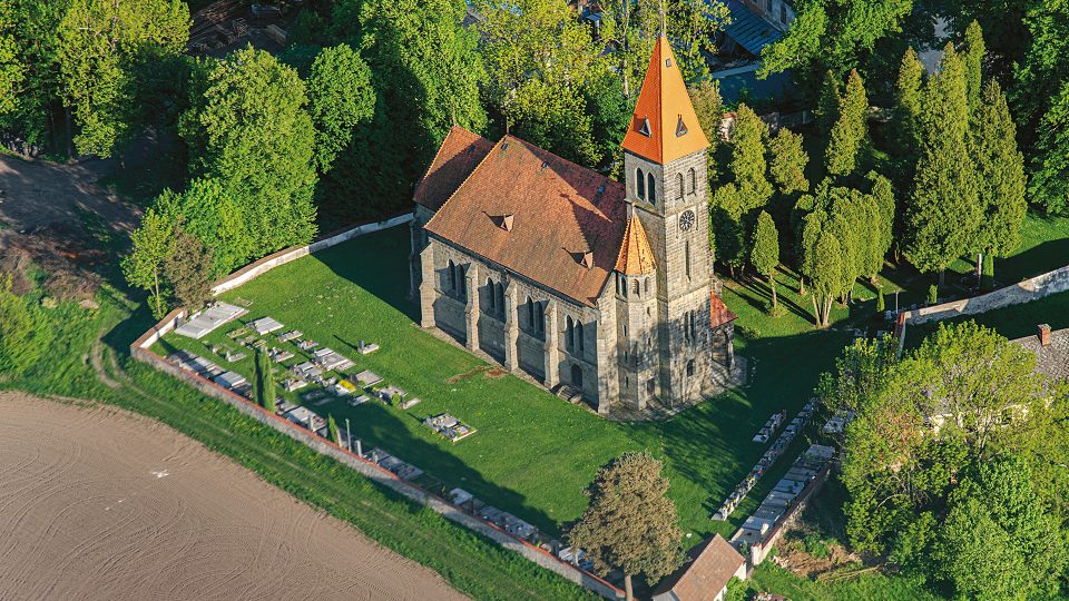 Kostel je postavený na místě původního gotického kostela, zbořeného 1895, podle plánů K. Weinbrennera v letech 1895 - 98. Z původního kostela zachován pozdně gotický portál