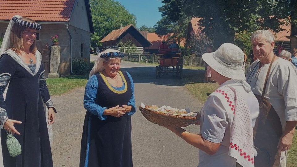 Sousedské přivítání Nadi Kubů na návsi ve Vesci v Českém ráji