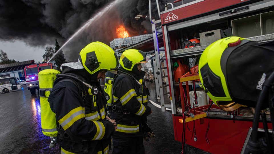 Při požáru haly v Novém Městě nad Metují byla zraněna jedna osoba, škoda je asi 10 milionů korun