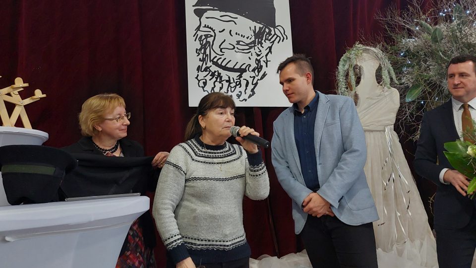 Losování (prvek náhody) o kulturním počinu se zhostila držitelka Jivínského Štefana Marie Nosková z Lukavce u Hořic