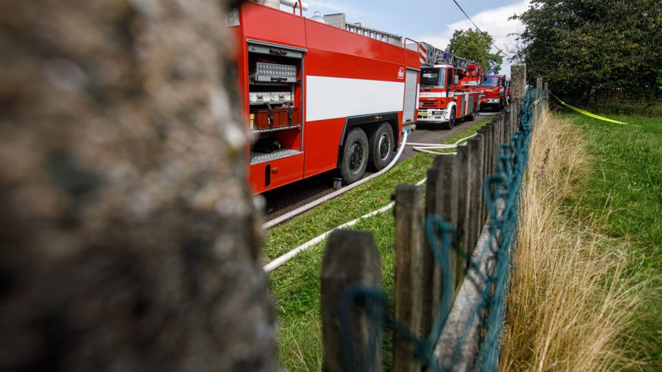 Požár stodoly s milionovou škodou, hasiči uchránili rodinný dům
