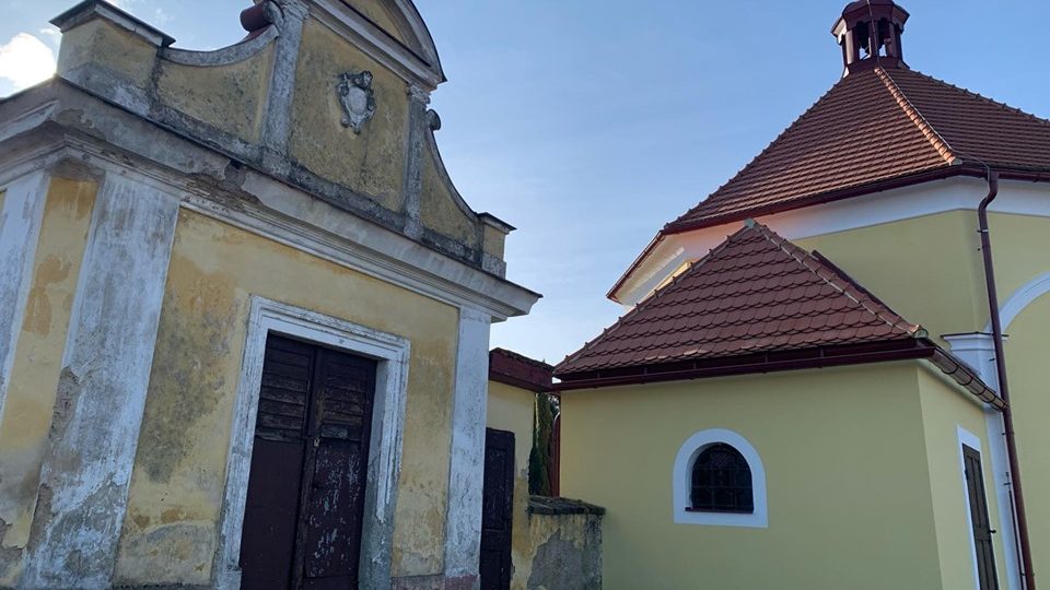 K dokončení obnovy areálu barokní kaple svatého Huberta ve Starém Plese zbývá budova márnice