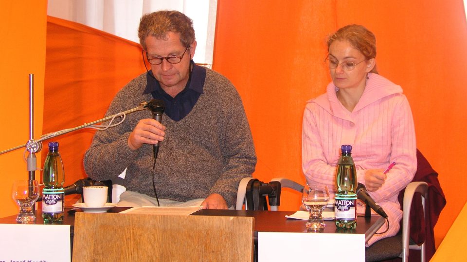 Hebraistka Terezie Dubinová při svém prvním setkání s knězem Josefem Kordíkem na přednášce při ekumenickém festivalu Zebín v Jičíně