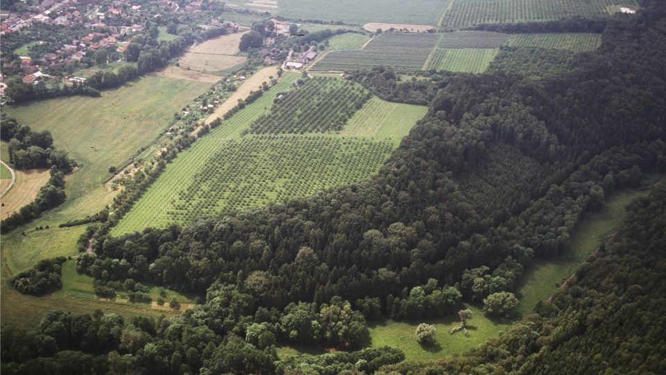 Letecký pohled na slovanské hradiště v Ostroměři nedaleko Hořic | foto: Muzeum východních Čech Hradec Králové Letecký pohled na slovanské hradiště v Ostroměři nedaleko Hořic