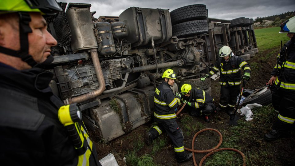 Z převráceného kamionu u Nového Města nad Metují dostali hasiči řidiče až po rozbití čelního skla