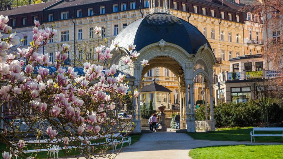 Sanatorium Kriváň je v těsné blízkosti Sadové kolonády