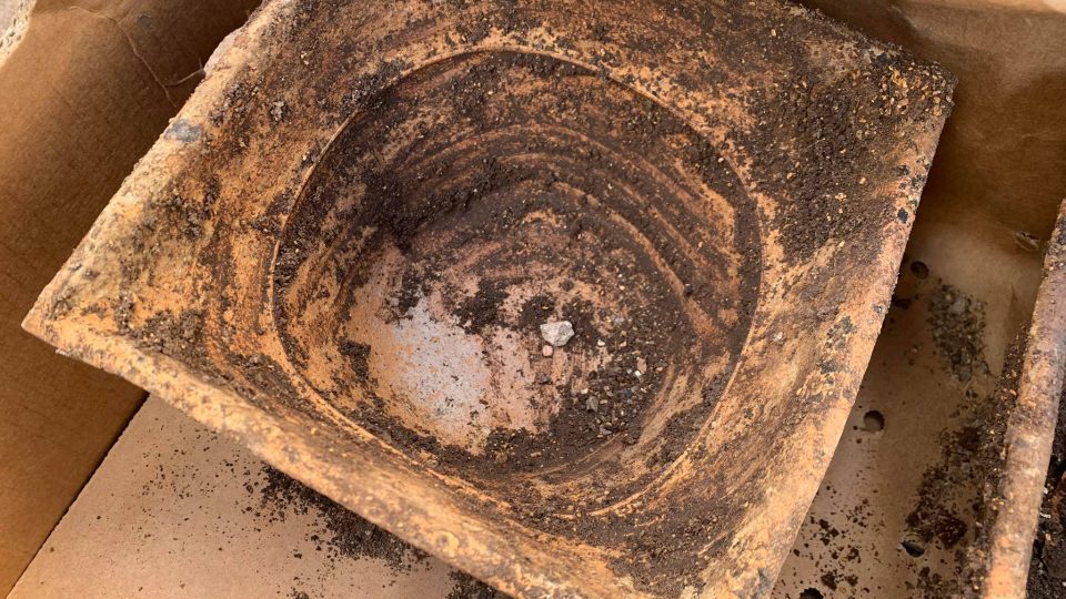 V centru Náchoda našli archeologové zachovalé kachle kamen z přelomu 15. a 16. století