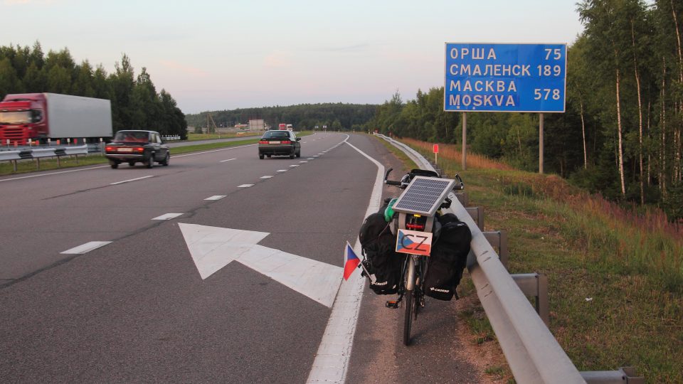 S bicyklem na cestách. Do Moskvy už zbývá jen "pár" kilometrů