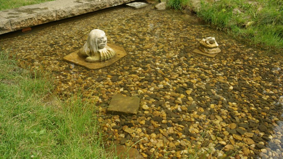 Ke Kalíšku patří i pískovcové sochy, které potěší hlavně dětské návštěvníky