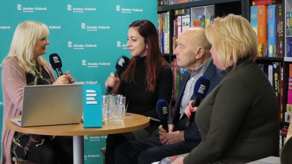 Lada Klokočníková, Michaela Zumrová, Karel Pacák a Monika Staňková v rozhlasové kavárně District 5