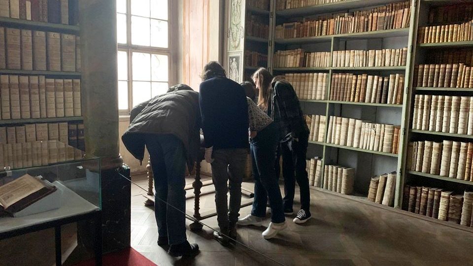 V knihovně broumovského kláštera pomáhají studenti s výzkumem vzácných knih