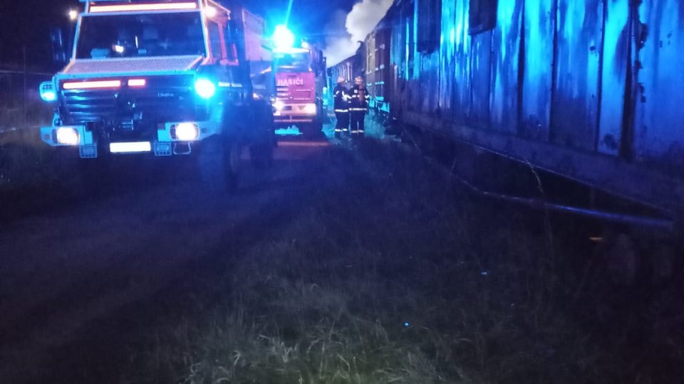 V železničním muzeu v Jaroměři hořelo pět historických vagonů, škoda je 81 milionů