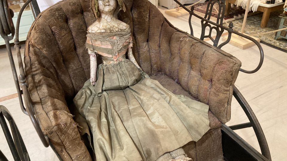 Vosková panenka anglické výroby z roku 1840 v Muzeu hraček Stuchlíkovi v Novém Bydžově