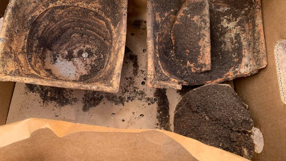 V centru Náchoda našli archeologové zachovalé kachle kamen z přelomu 15. a 16. století