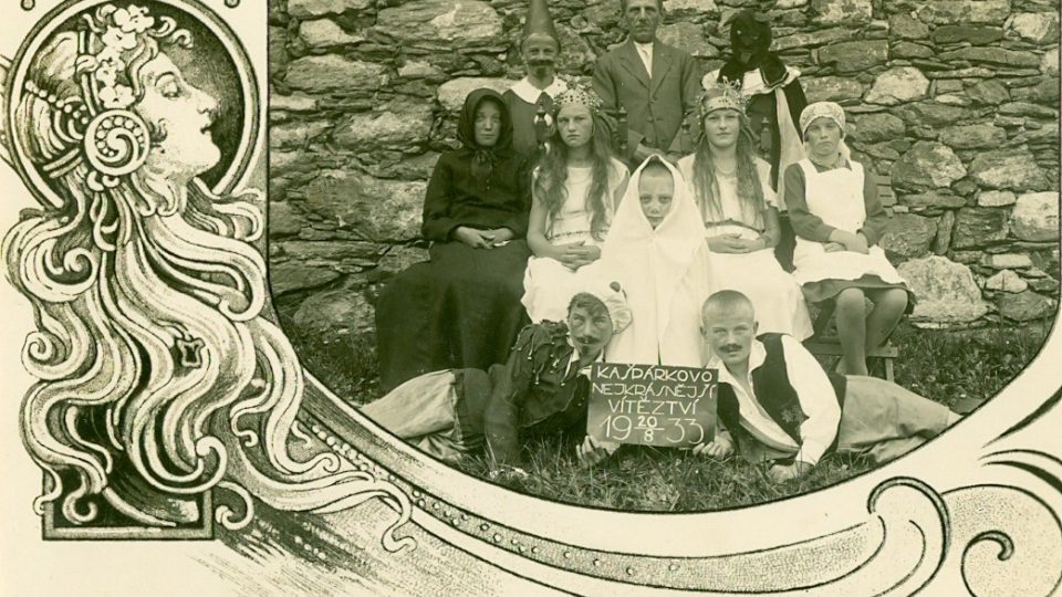 Malí herci z Roudnice v Krkonoších v roce 1933. V prostřední řadě zleva Aninka Jiroušová, princezny Božka Jodasová a Dobra Červinková