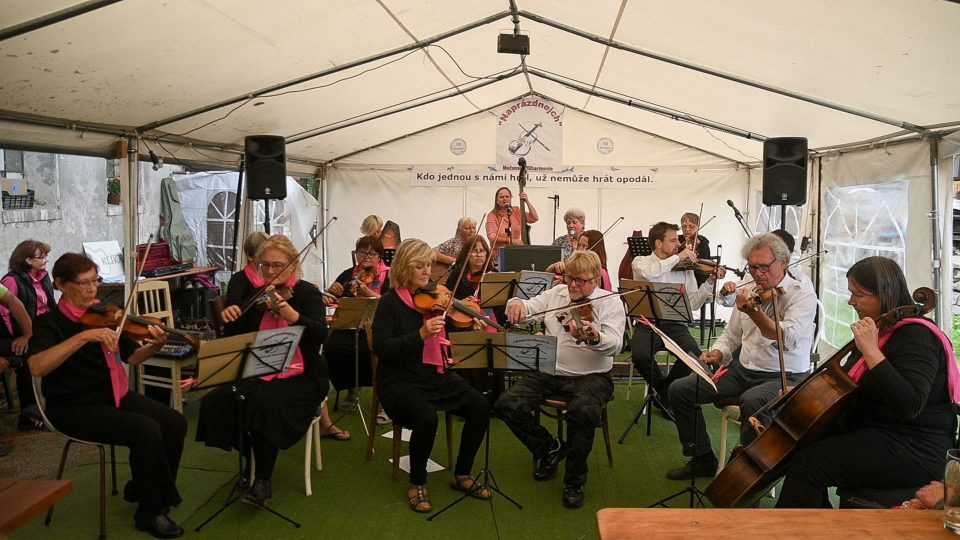 Když v Mečově uslyšíte hrát Filharmonii Na prázdnejch, odpusťte muzikantům nějakou tu notičku mimo