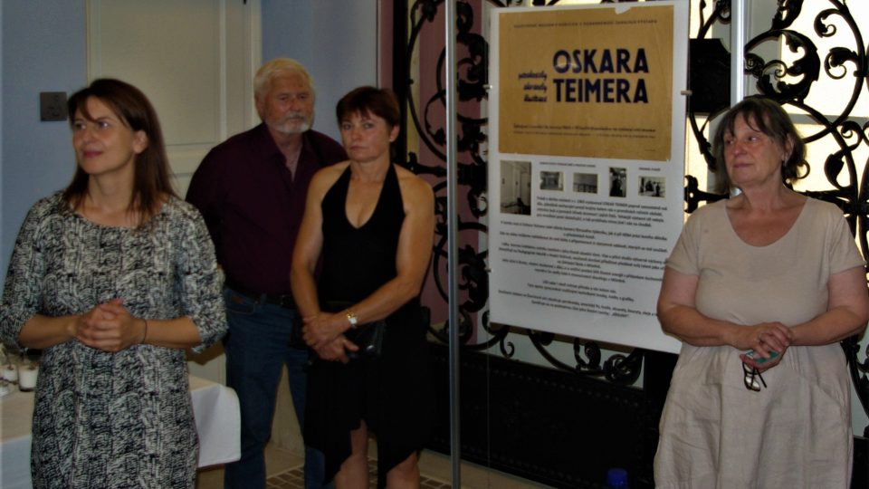 Z vernisáže výstavy Krajiny Oskara Teimera v hořickém muzeu. Vpravo je dcera umělce Alena