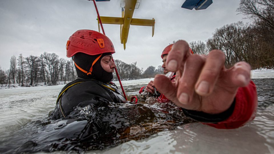 Záchranáři cvičili záchranu člověka z probořeného ledu