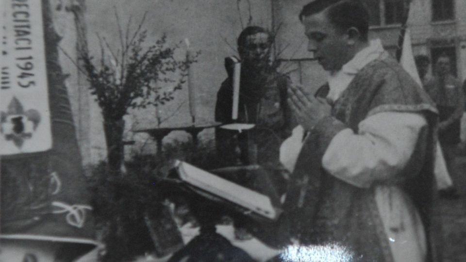 Jeho Excelence ThLic. Karel Otčenášek, O.S.L.J., PaedDr. h. c. (1920–2011) - Týnec 1945