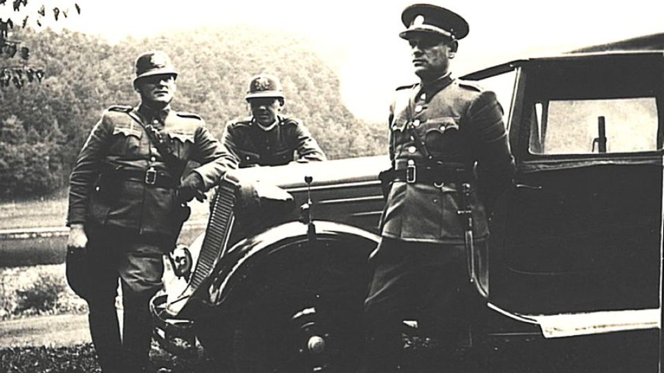 Inocenc Šebestík již coby strážmistr četnictva v době, kdy působil jako řidič služebního automobilu četnické pátrací stanice v Hradci Králové