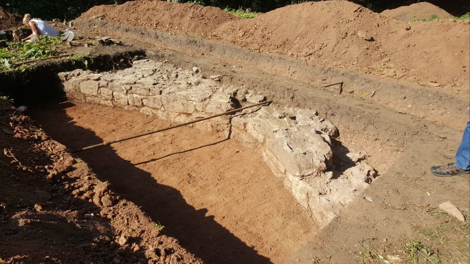 Archeologický průzkum zámeckého kopce v Náchodě odhalil pozdně středověkou stavbu