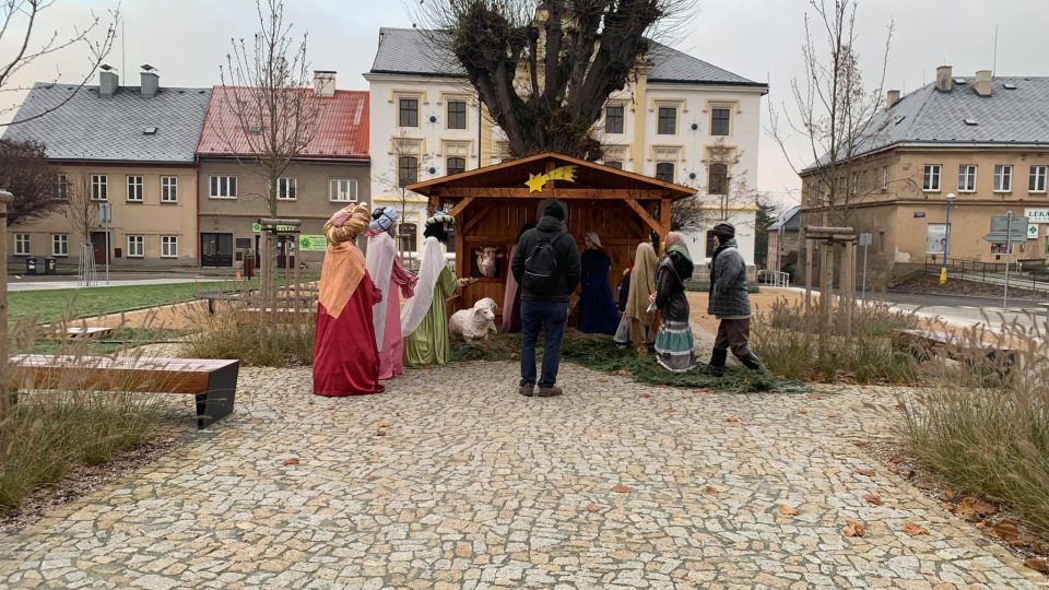 Česká Skalice má nový betlém s postavami v životní velikosti