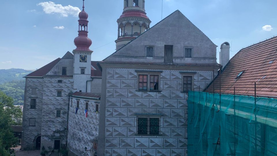 Na Státním zámku v Náchodě začala obnova střešní krytiny na jednom ze zámeckých křídel