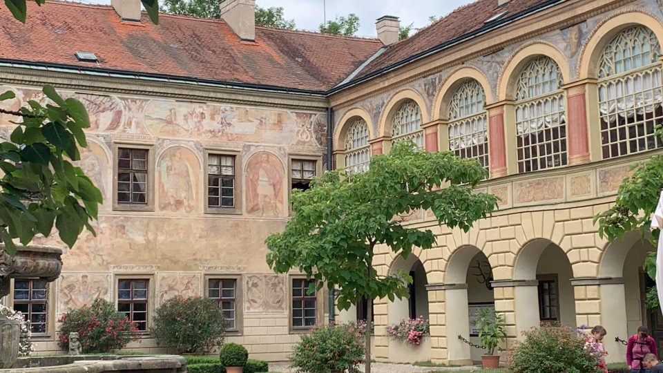 Majitelé zámku v Častolovicích chtějí nechat opravit vzácné fresky na budovách kolem nádvoří