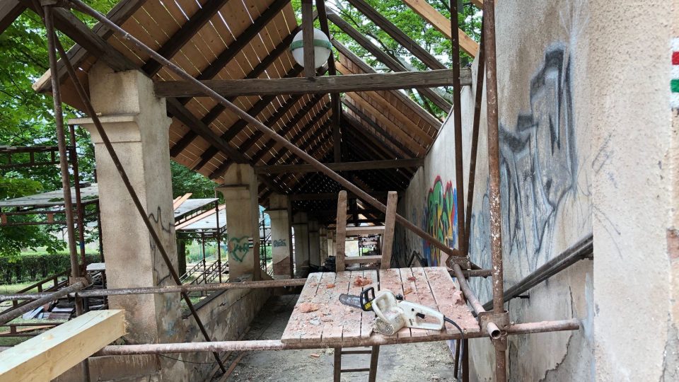 Řemeslníci opravují unikátní klášterní schodiště v Nové Pace