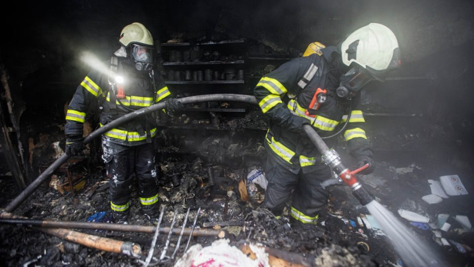 Sedm jednotek hasičů likvidovalo požár rodinného domu v Jasenné na Náchodsku