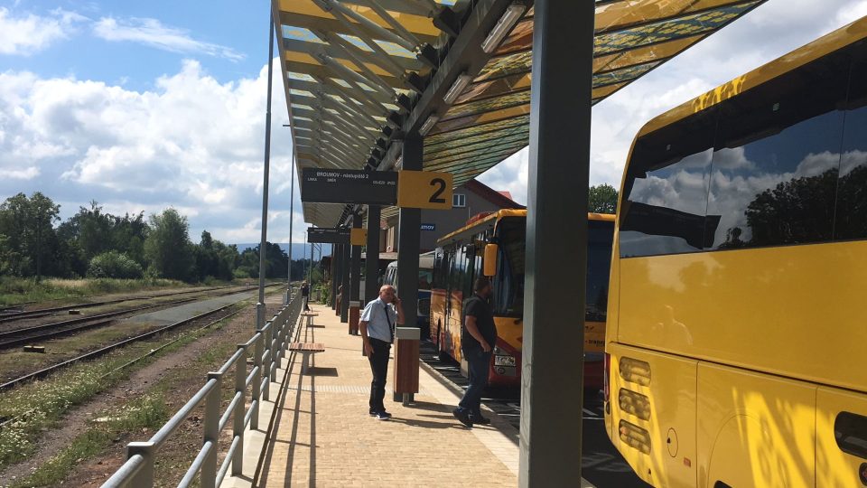V Broumově otevřeli nové autobusové nádraží. Terminál navazuje na vlakovou zastávku