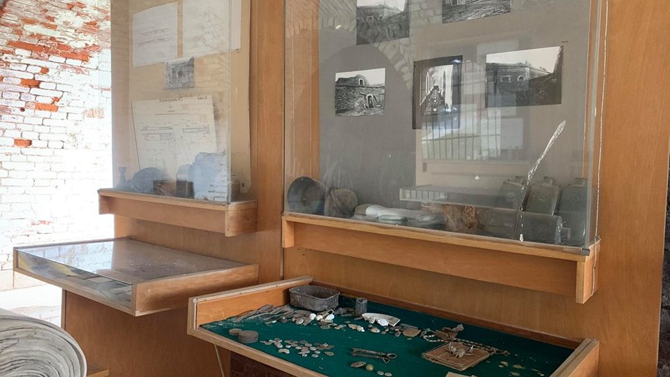 Exponáty ve vojenském muzeu josefovské pevnosti putují do nových vitrín