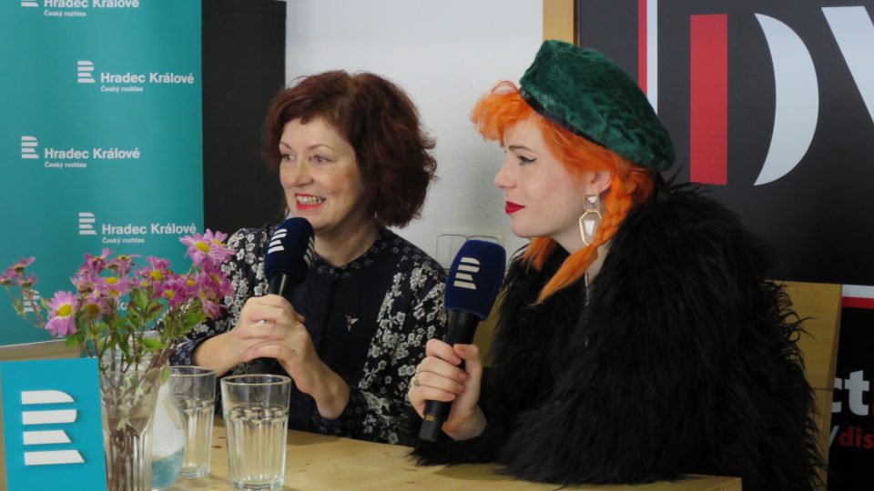 Helena a Žofie Dařbujánovy hosty Lady Klokočníkové v rozhlasové kavárně