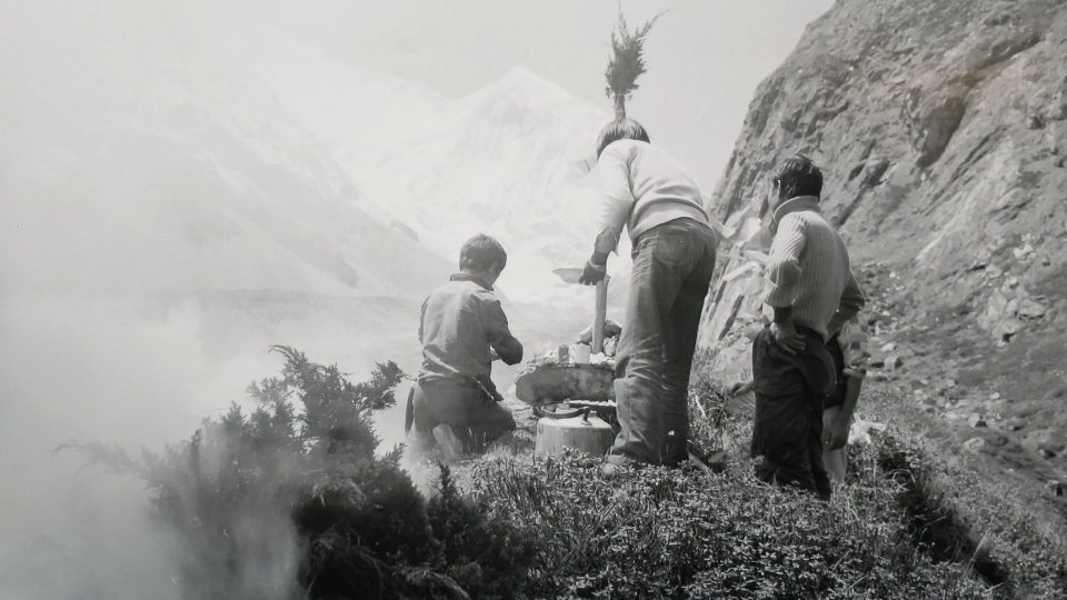 Šerpové skládají oběť - Makalu - Nepál - 1979