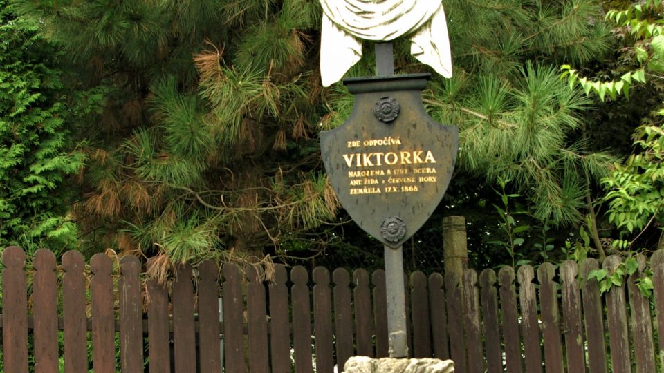 Součástí prohlídky Domku Boženy Němcové je v parčíku za domem i symbolický hrob Viktorky, postavy z knížky Babička Boženy Němcové