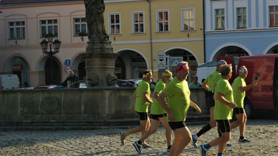 Polští běžci na Valdštejnově náměstí v Jičíně