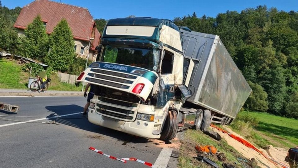 U Velkých Petrovic na Náchodsku havaroval kamion převážející štěpku