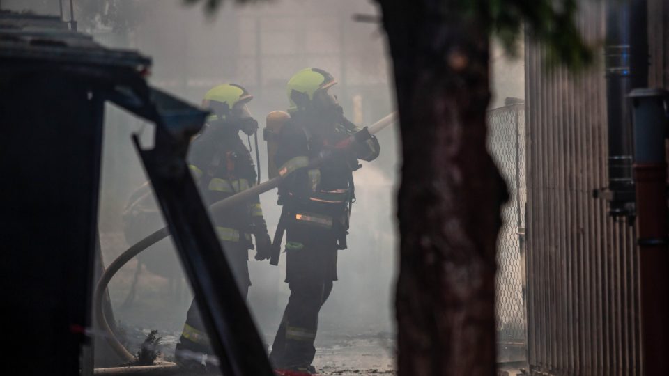 Plameny zničily dřevěnou restauraci v Jaroměři