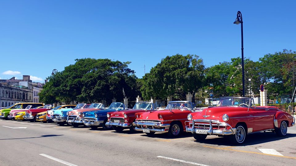 Klasické ameriky v ulicích Havany