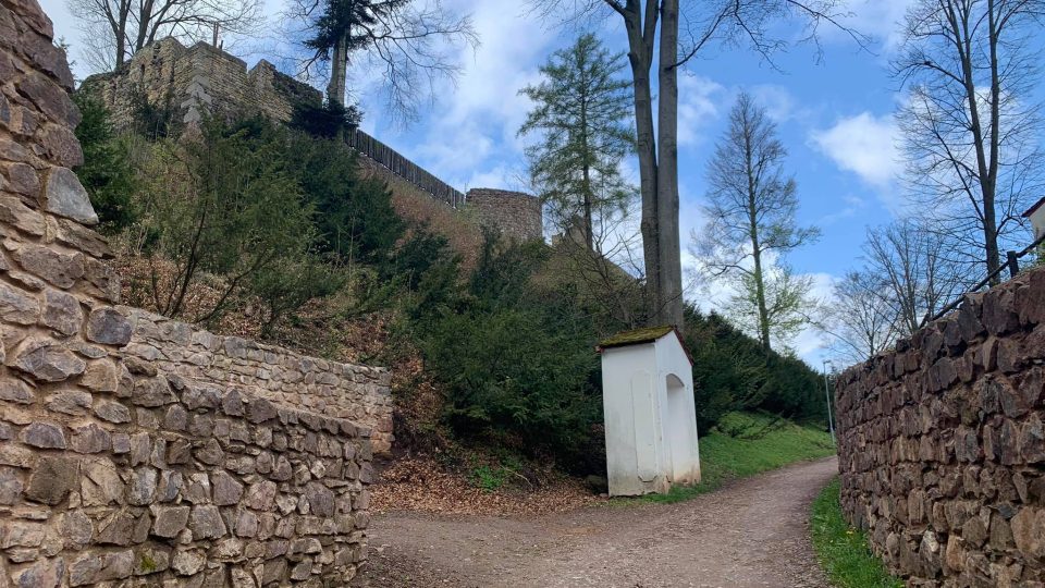 Dědkostav aneb parta nadšených seniorů opravuje hrad Potštejn