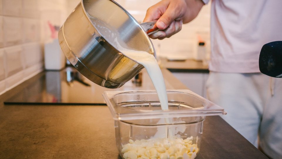 Bílou čokoládu zalijeme horkou smetanou, tím se rozpustí | foto: Jana Volková Bílou čokoládu zalijeme horkou smetanou, tím se rozpustí