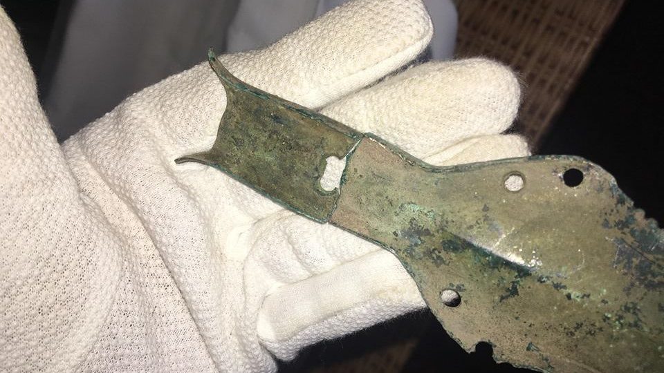  3000 let starý bronzový meč nalezený na Rychnovsku