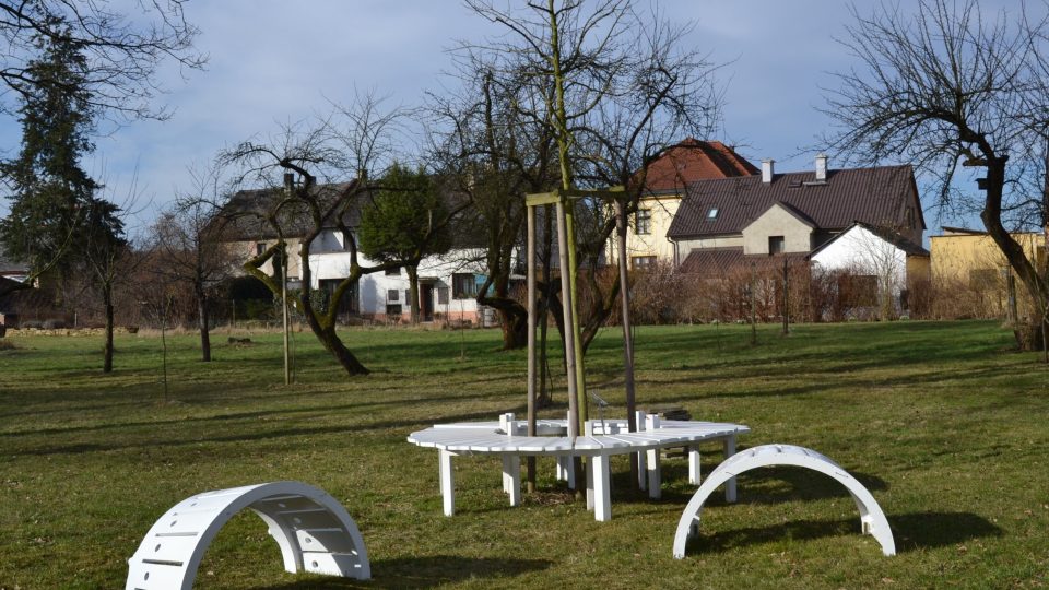 Montáž repliky lavičky na novém místě v zahradě - jaro 2018