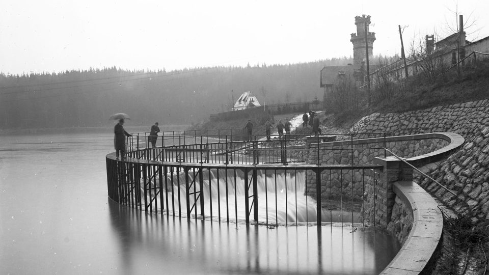 Přehrada Les Království - pravý šachtový přeliv při povodni - 3.1.1917