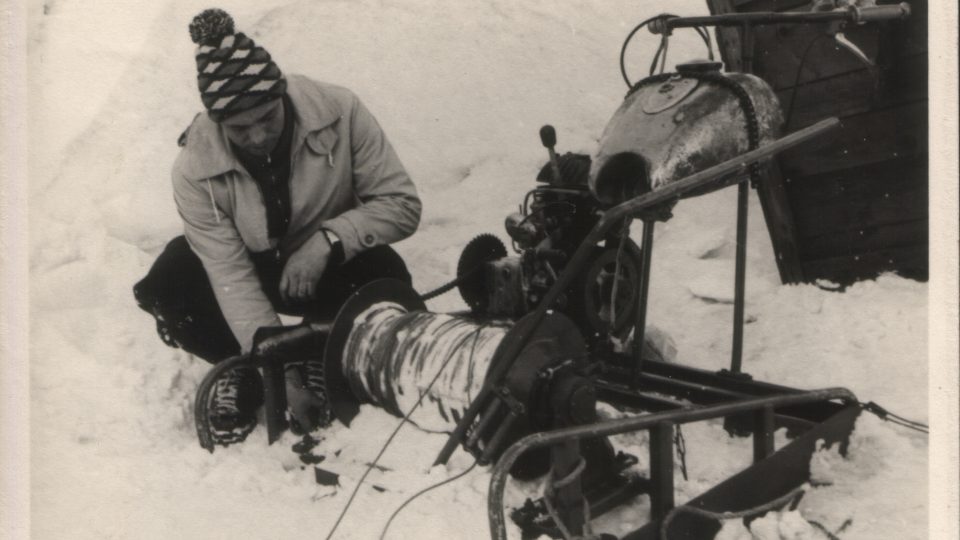 jeroným Holý v roce 1965 při obsluze prvního lyžařského vleku