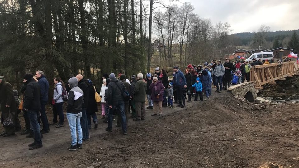 Dřevěná lávka nad Divokou Orlicí v Neratově v Orlických horách spojuje opět Českou republiku s Polskem