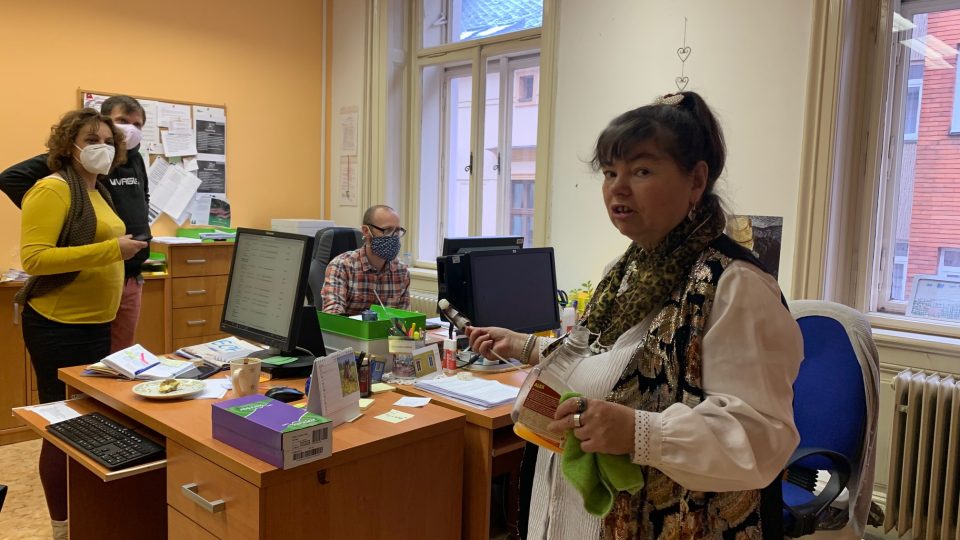 Paní Květa našla zaměstnání v kancelářích spolku Péče o duševní zdraví v centru Náchoda
