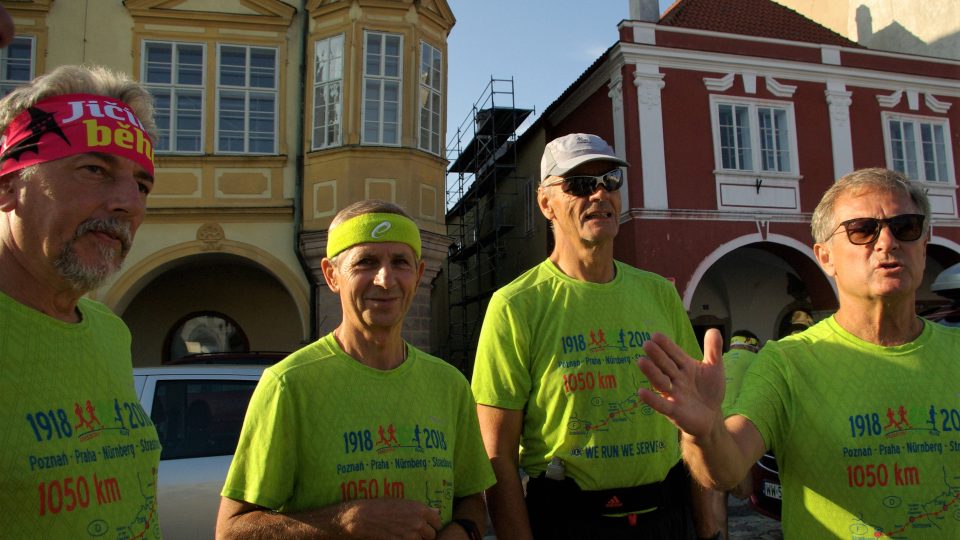 Polští běžci před startem na Valdštejnově náměstí v Jičíně